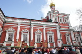 В Светлую среду Патриарший наместник Московской епархии совершил Литургию в Новодевичьем монастыре столицы