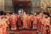 În Duminica Femeilor Mironosițe locțiitorul Patriarhului la Eparhia Moscovei a săvârșit Dumnezeiasca Liturghie în catedrala „Adormirea Maicii Domnului” din Kremlin, or. Moscova