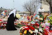 Vizita Patriarhului la Kemerovo în cea de-a 40-a zi după incendiul de la centrul comercial. Depunerea de flori.