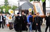 Крестным ходом от Спасо-Вознесенского монастыря начался благотворительный праздник «День белого цветка» в Смоленске