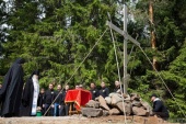 Lângă schitul „Toți Sfinții” din Valaam a fost instalată o copie a crucii athonite cu opt colțuri