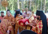 Întâistătătorul Bisericii Ortodoxe Ruse a sfințit biserica cu hramul în cinstea Icoanei Maicii Domnului „Feodorovskaya” la Mănăstirea „Sfinții Noii Mucenici și Mărturisitori ai Bisericii Ruse” din Alapaevsk