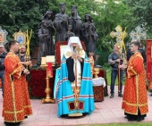 Митрополит Вятский Марк совершил чин освящения памятника Царственным страстотерпцам в Кирове