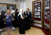 Vizita Patriarhului la Mitropolia de Ekaterinburg. Vizitarea muzeului în clădirea istorică a școlii „Napolnaya” din Alapaevsk