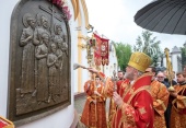 Митрополит Курский Герман освятил барельефный образ Царской семьи в день 100-летия ее мученической кончины