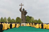Primates of Church of Alexandria and Russian Church celebrate Liturgy in Moscow Kremlin on commemoration day of Prince Vladimir, Equal-to-the-Apostles and officiated at a prayer service to Prince Vladimir at the monument to him