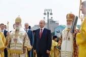 Δοξολογία μπροστά στον αδριάντα του Αγίου Πρίγκιπος Βλαδιμήρου στη Μόσχα από τον Μακαριώτατο Πατριάρχη Αλεξανδρείας Θεόδωρο και τον Αγιώτατο Πατριάρχη Κύριλλο