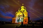 На фасаде Троице-Владимирского собора Новосибирска представлено свето-музыкальное действо, посвященное последнему русскому императору