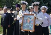 В день памяти погибших на атомном подводном крейсере «Курск» в городах России прошли поминальные богослужения