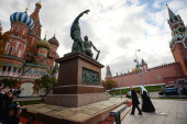 Depunerea florilor la monumentul lui Cuzma Minin și Dmitry Pojarsky în Piața Roșie