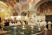 В Крещенский сочельник Святейший Патриарх Кирилл совершил Литургию в нижней церкви кафедрального соборного Храма Христа Спасителя в Москве
