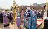 Патриарший экзарх всея Беларуси освятил крест на купол строящегося храма в честь страстотерпца Евгения Боткина в Минске