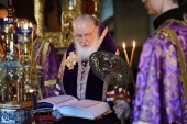 В канун четверга Страстной седмицы Святейший Патриарх Кирилл принял участие в вечернем богослужении в Марфо-Мариинской обители в Москве
