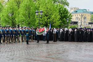 В канун Дня Победы Святейший Патриарх Кирилл возложил венок к могиле Неизвестного солдата у Кремлевской стены