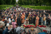 De Ziua Victoriei Întâistătătorul Bisericii Ortodoxe din Ucraina a săvârșit o rugăciune de pomenire la mormântul Ostașului Necunoscut din Kiev