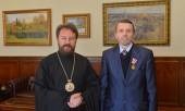 Președintele Departamentului pentru relațiile externe bisericești a înmânat o distincție bisericească diplomatului rus