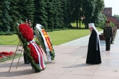 De ziua memoriei și a tristeții locțitorul Patriarhului la Eparhia de Moscova a depus o coroană de flori la mormântul Ostașului Necunoscut lângă zidul Kremlinului
