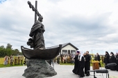 Святейший Патриарх Кирилл освятил памятник преподобному Арсению Коневскому на острове Коневец
