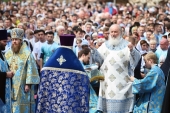 De sărbătoarea Icoanei Maicii Domnului de Kazan Sanctitatea Sa Patriarhul Chiril a săvârșit Dumnezeiasca Liturghie la Mănăstirea Novotorjsky cu hramul „Sfinții Mucenici Boris și Gleb”