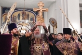 Предстоятель Русской Церкви совершил утреню всенощного бдения с чином Воздвижения Креста Господня в Спасо-Преображенском соборе г. Тольятти