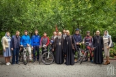 Митрополит Киевский Онуфрий благословил участников велопробега за мир на Украине