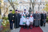 Mitropolitul de Sankt-Petersburg Varsonofii a sfințit monumentul Surorii de Caritate pe teritoriul spitalului orășenesc de copii nr. 2