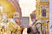 During Liturgy at Church of Christ the Saviour Patriarch Kirill presents Archbishop Ioann of Dubna with charter on restoration of unity of Archdiocese of Western European Parishes of Russian tradition with Russian Orthodox Church