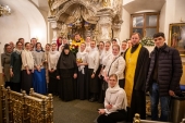 У мощей блаженной Матроны Московской в Покровском ставропигиальном монастыре совершен первый молебен для столичной молодежи
