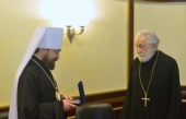 Metropolitan Hilarion of Volokolamsk presents DECR medal to the first rector of the OCA Representation in Moscow