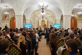 Întîistătătorul Bisericii Ortodoxe Ruse s-a întîlnit cu tinerii restauratori și voluntari care restabilesc sfintele lăcașe
