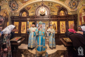 Preafericitul mitropolit al Kievului Onufrii a săvîrșit Dumnezeiasca Liturghie de sărbătoarea hramului bisericii „Zămislirea Sfintei Fecioare Maria de către Sfînta Ana” a Lavrei Pecerska din Kiev