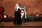 De Ziua apărătorului Patriei Sanctitatea Sa Patriarhul Chiril a depus o coroană de flori la mormîntul Ostașului Necunoscut lîngă zidurile Kremlinului