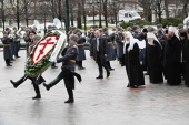 De Ziua apărătorului Patriei Sanctitatea Sa Patriarhul Chiril a depus o coroană de flori la mormîntul Ostașului Necunoscut lîngă zidurile Kremlinului