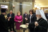 Președintele Consiliului Federațiai al Rusiei V.I. Matvienko a transmis bisericii „Toți Sfinții” din Minsk un tub cu pămîntul din locurile luptelor din apropiere de Rjev