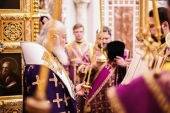Напередодні Неділі Хрестопоклонної Святіший Патріарх Кирил відправив всеношну в Храмі Христа Спасителя