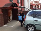 Волонтеры миссии «Милосердный самарянин» Калужской епархии раздают продуктовые наборы находящимся на самоизоляции