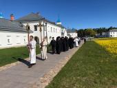 На братском кладбище Коневского монастыря освящен поклонный крест