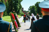 Depunerea coroanei de flori la mormântul Ostașului Necunoscut lângă zidul Kremlinului de Ziua memoriei și tristeței