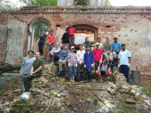Иностранные студенты-волонтеры помогают в уборке территории разрушенных храмов Ярославской епархии