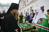Sanctitatea Sa Patriarhul Chiril s-a închinat moaștelor Sfinților Cuvioși Zosima, Savatie și Gherman de la Solovki