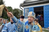 Episcopul de Minsk Veniamin a condus sărbătorirea hramului la biserica „Adormirea Maicii Domnului” din orășelul agricol Kosino, regiunea Minsk