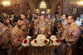 De sărbătoarea Înălțării Crucii Domnului mitropolitul de Krutitsy Iuvenalii a săvârșit Dumnezeiasca Liturghie la biserica „Învierea Mântuitorului” din satul Kolychiovo, regiunea Moscova