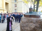 În capitala de nord a Rusiei a fost sfințit insemnul comemorativ în cinstea primei biserici din Sankt-Petersburg - catedrala Petrovsky cu hramul în cinstea Sfintei Treimi