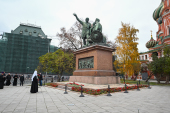 Возложение цветов к памятнику Кузьме Минину и Дмитрию Пожарскому на Красной площади в День народного единства