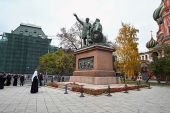 В День народного единства Предстоятель Русской Церкви возложил цветы к памятнику Кузьме Минину и Дмитрию Пожарскому на Красной площади