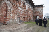 Глава Ярославской митрополии посетил руины Белогостицкого монастыря