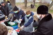 Митрополит Смоленский Исидор принял участие в раздаче горячих обедов нуждающимся