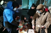 Полторы тысячи порций горячего питания раздали волонтеры епархиального «Белого цветка» бездомным людям в Пскове