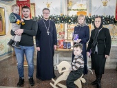 Опекунам детей погибшего в ДТП священника Ижевской епархии переданы деньги, собранные прихожанами