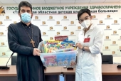 Православные волонтеры передали канцелярские товары пациентам Тамбовской областной детской больницы